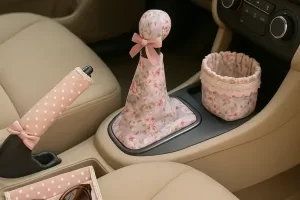 Mulher organizando o carro com capas decorativas femininas e funcionais.