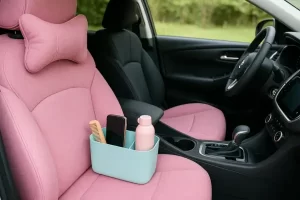 Interior de carro com toques femininos e acessórios criativos e charmosos